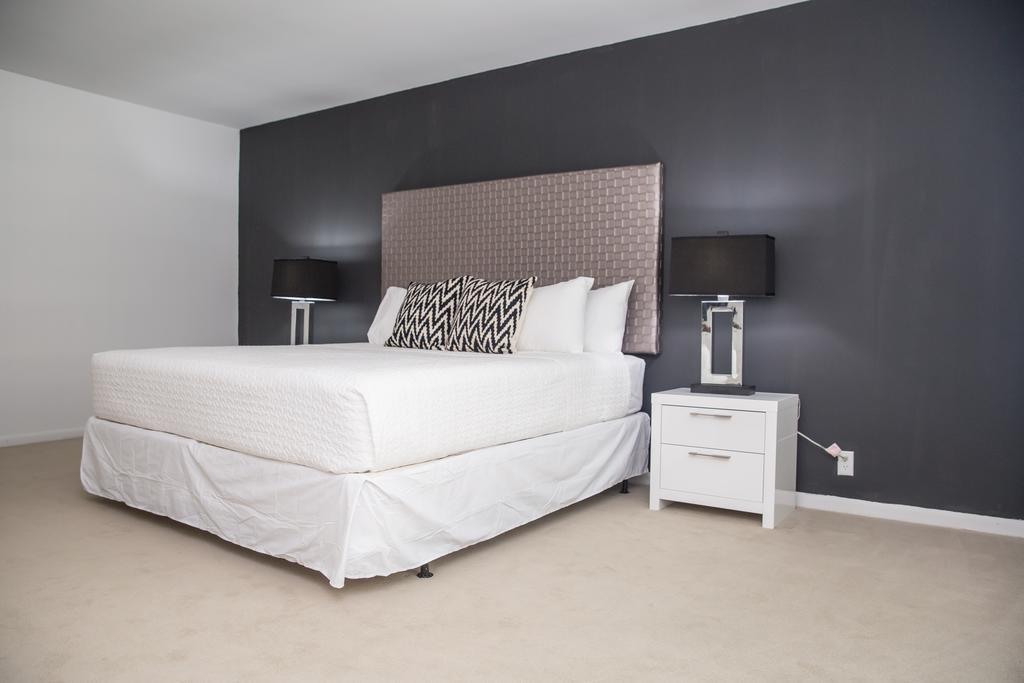Oceanfront Contemporary Suites Miami Beach Room photo