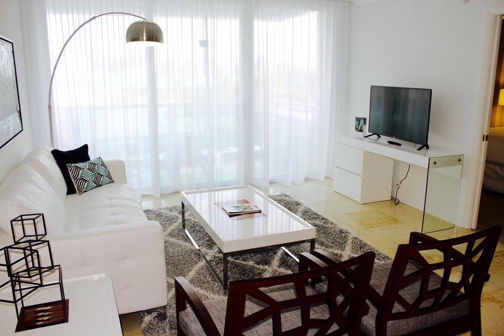 Oceanfront Contemporary Suites Miami Beach Room photo